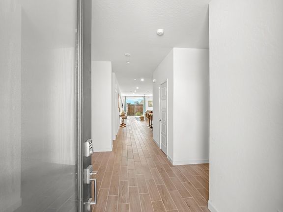 4th image of 1094 Sawtooth Dr W