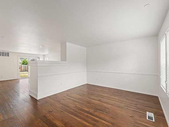 4th image of 2429 Tolmie Ave