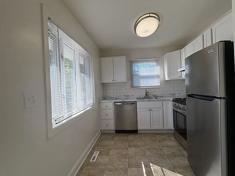 408 Laburnum Rd — Photo 2