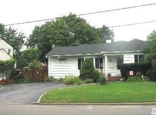 1006 Thompson Dr, Bay Shore, NY 11706