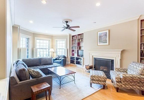 3rd image of 195 Marlborough St APT 3
