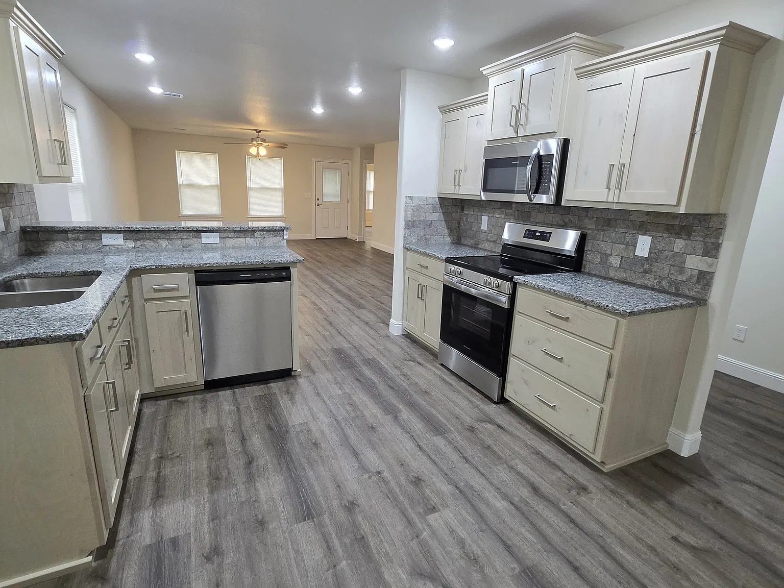 3 bed, 1370 sqft, $1,650 — Photo 2