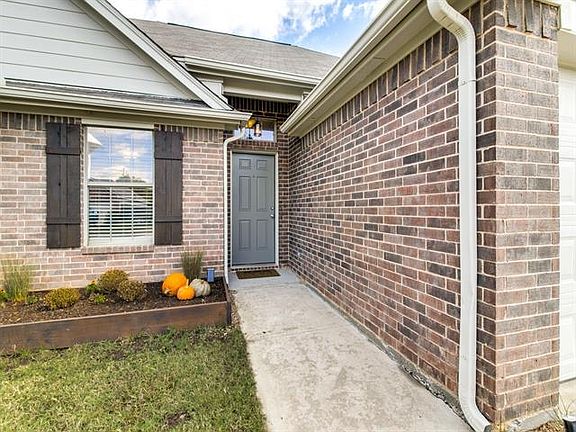 4th image of 825 Greenview Ct