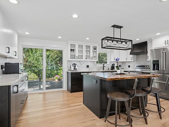 4th image of 912 Cornell Ln