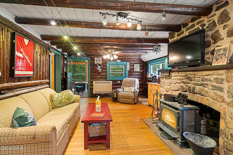 4th image of 323 Goodman Road