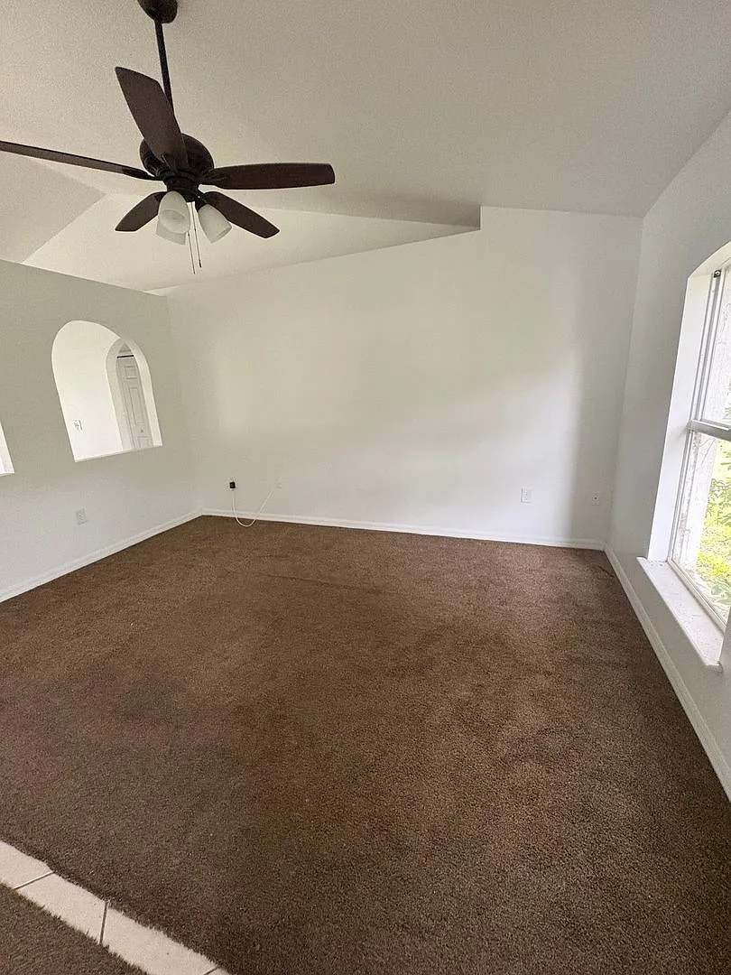 Beautiful 3-Bedroom Home with Open Floor Plan & Spacious Backyard in Marion Oaks! — Photo 4