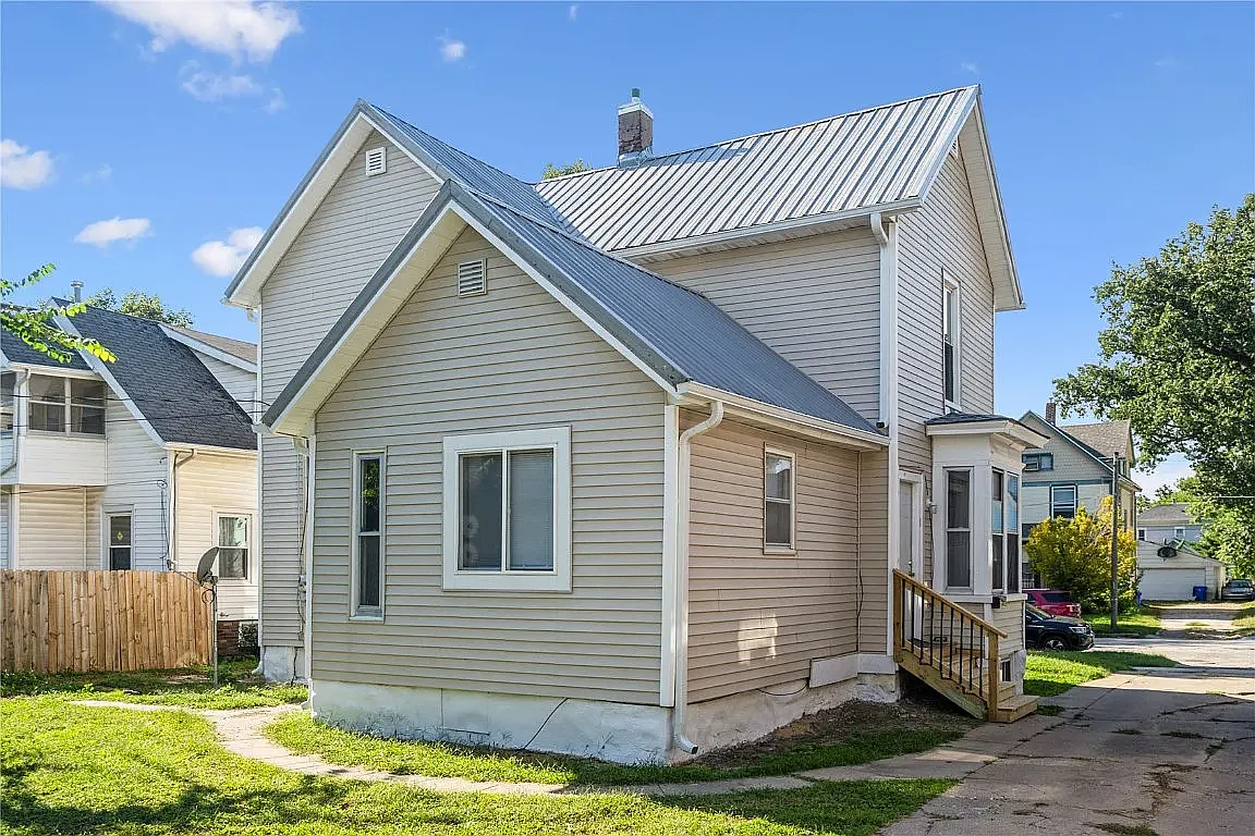 1613 A Ave NE — Photo 3