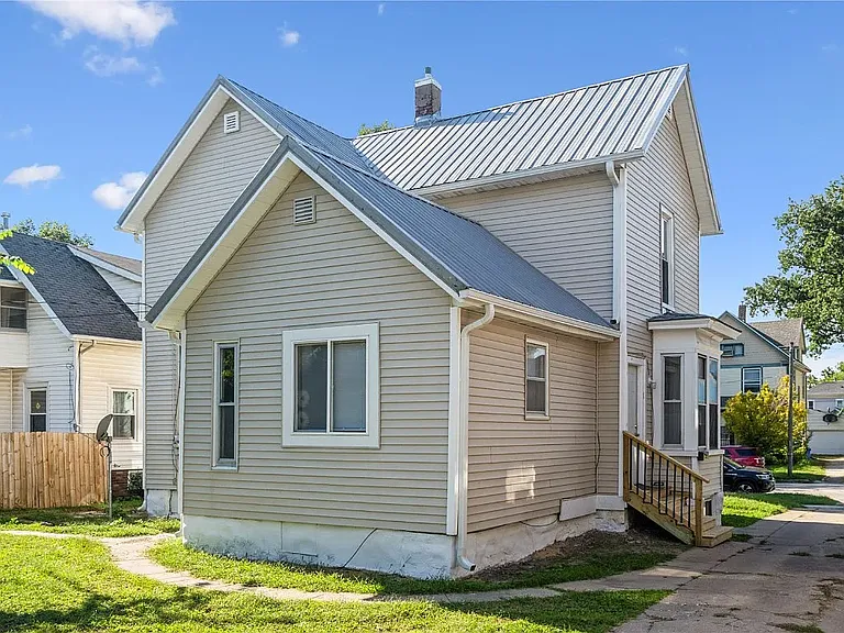 1613 A Ave NE #2 — Photo 3