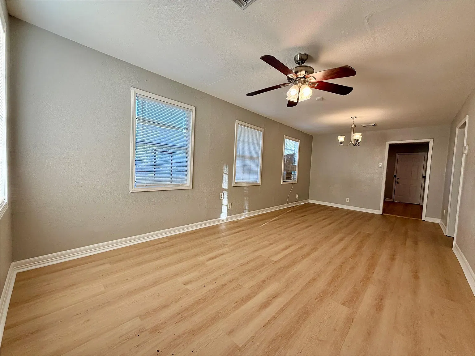 2 bed, 1.0 bath, 864 sqft, $1,399 — Photo 3