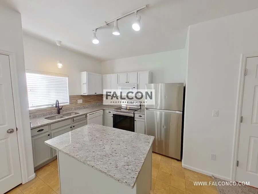 Gorgeous Townhouse In Fountain! — Photo 4