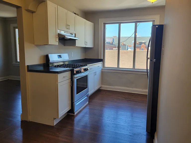 2112 Arlington Ave — Photo 4