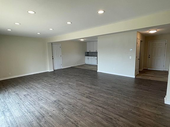 4th image of 4042 Lakeside Dr