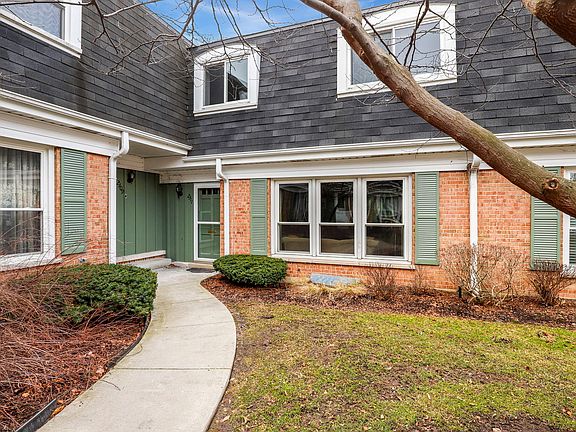 2nd image of 2311 W Greenleaf Ave #U-207