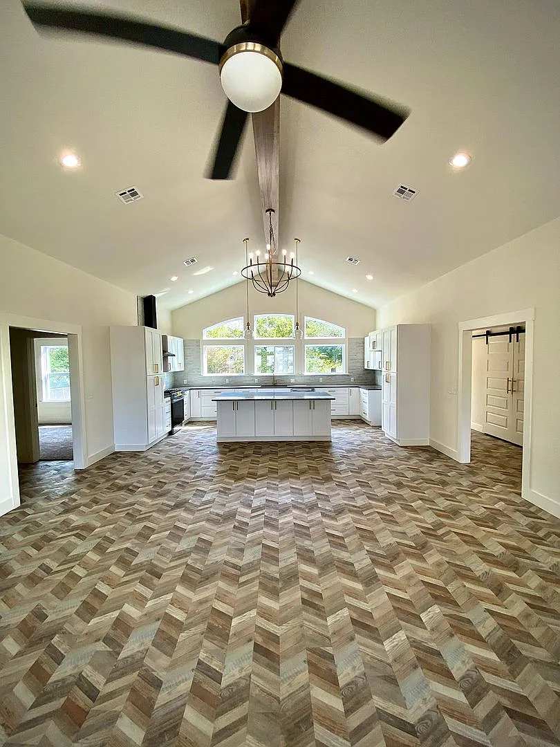 Spacious 3BR Home with Vaulted Ceilings & Split Floor Plan — Photo 3