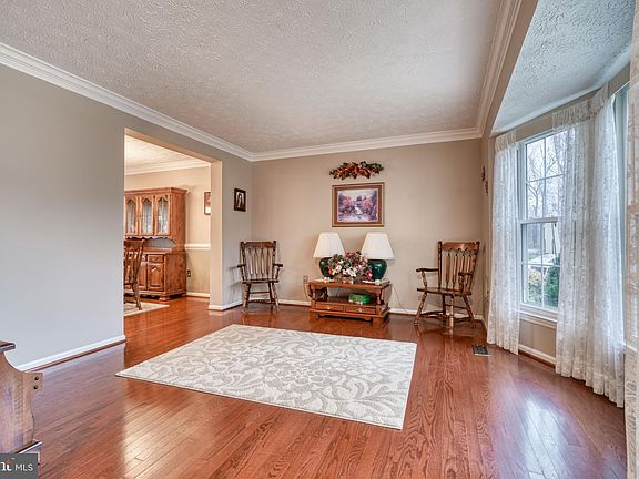 3rd image of 907 Garland Ct