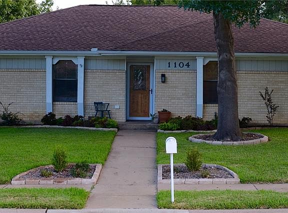 2nd image of 1104 Wood Creek Cir