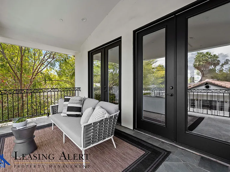 5011 Hayvenhurst Ave #5011 — Photo 42