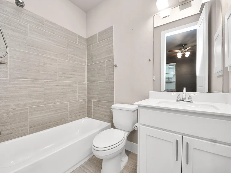 2704 Freund St — Photo 7