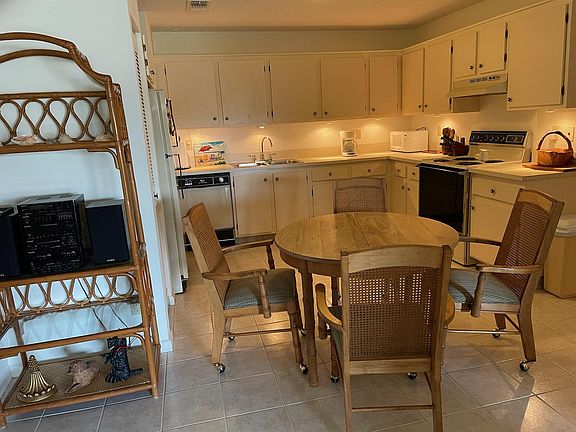 3rd image of 1901 NE Collins Cir APT 9-30