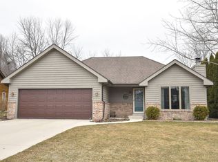 620 W Briarknoll Ct, Saukville, WI 53080