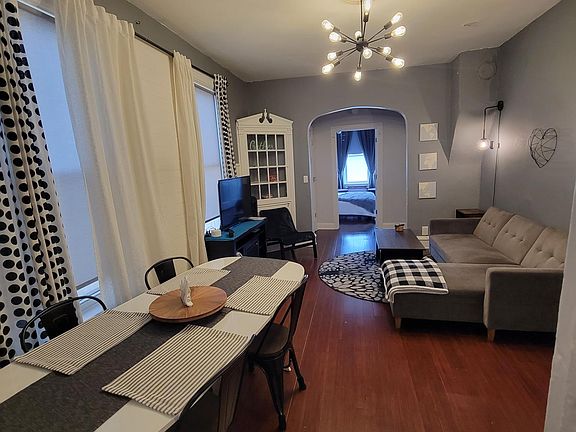 3rd image of 2924 W Lyndale St #1F