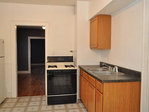 3rd image of 1138 Revell Ave