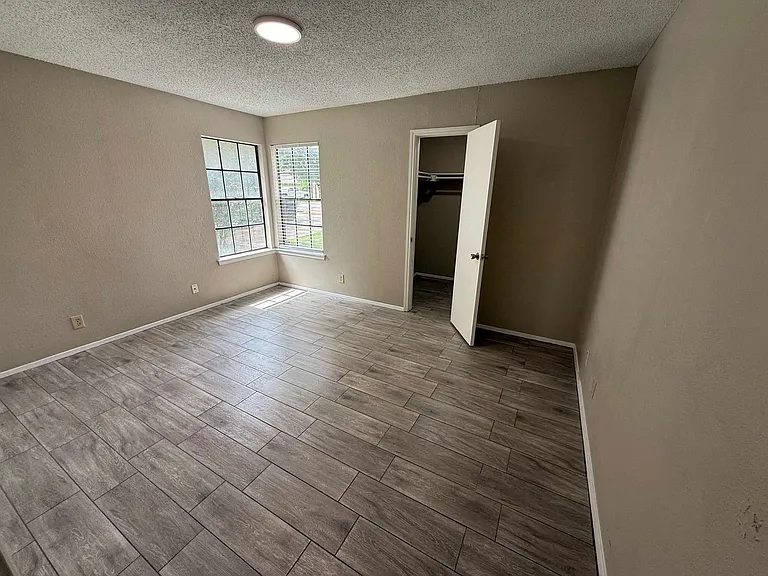 1204 Greenbriar Loop — Photo 7
