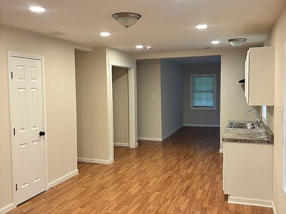 4th image of 250 1st Ave