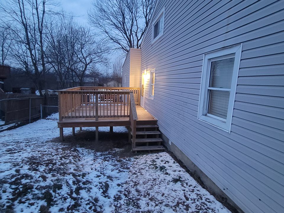 Side porch
Measurements approx 12x11.5