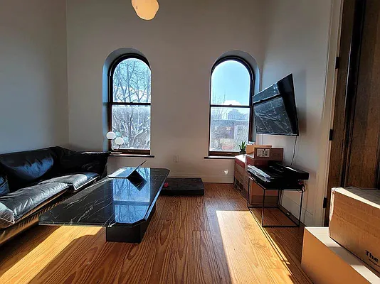 Rented by Artur Gutman, LREB | media 28