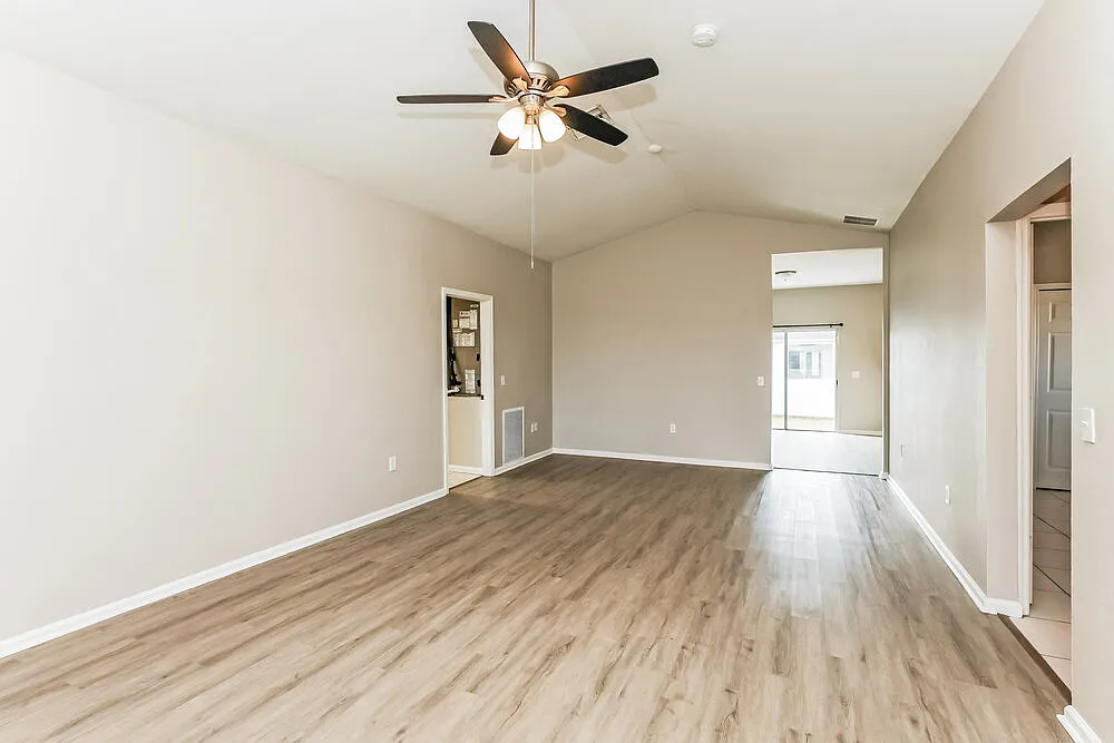 3 bed, 2.0 bath, 1537 sqft, $1,610 — Photo 3