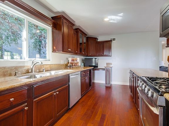  Granite counters 