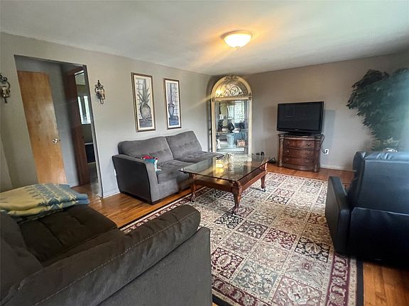 3rd image of 511 Fernwood Ave