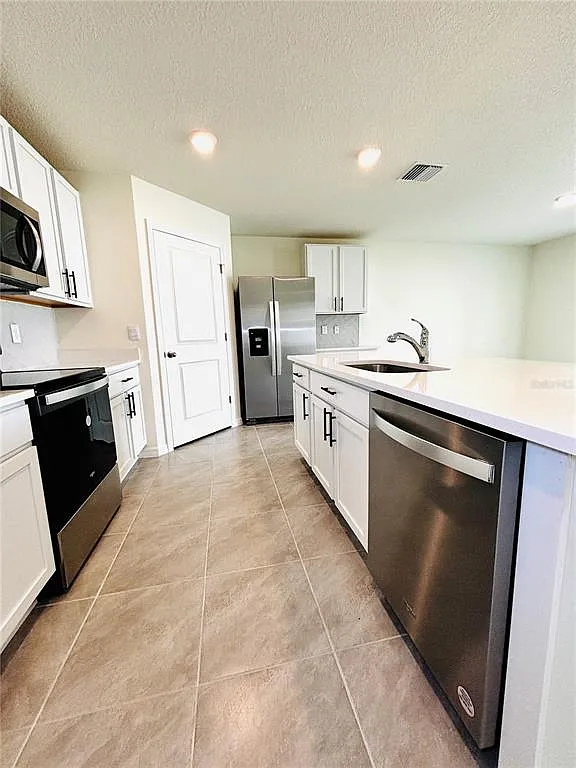 4 bed, 2.0 bath, $2,400 — Photo 4