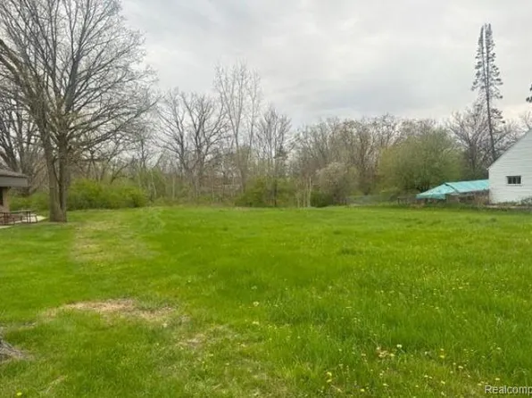 5141 W Bristol Rd, Flint, MI 48507