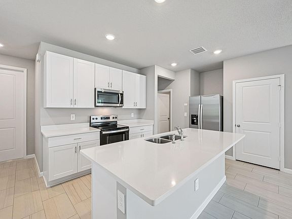 3rd image of 636 Salisbury Cir