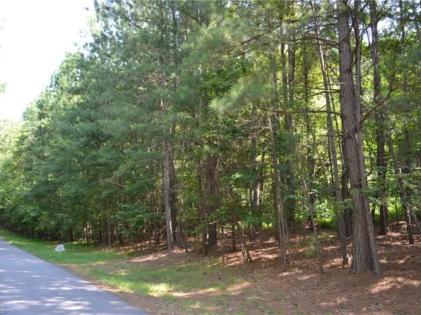 181 Fairway Dr, Stoneville, NC 27048