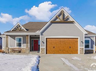 19363 Cedar Ct, Tonganoxie, KS 66086