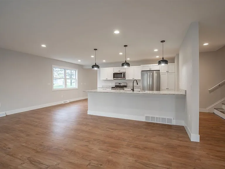364 E Mac Arthur St — Photo 4