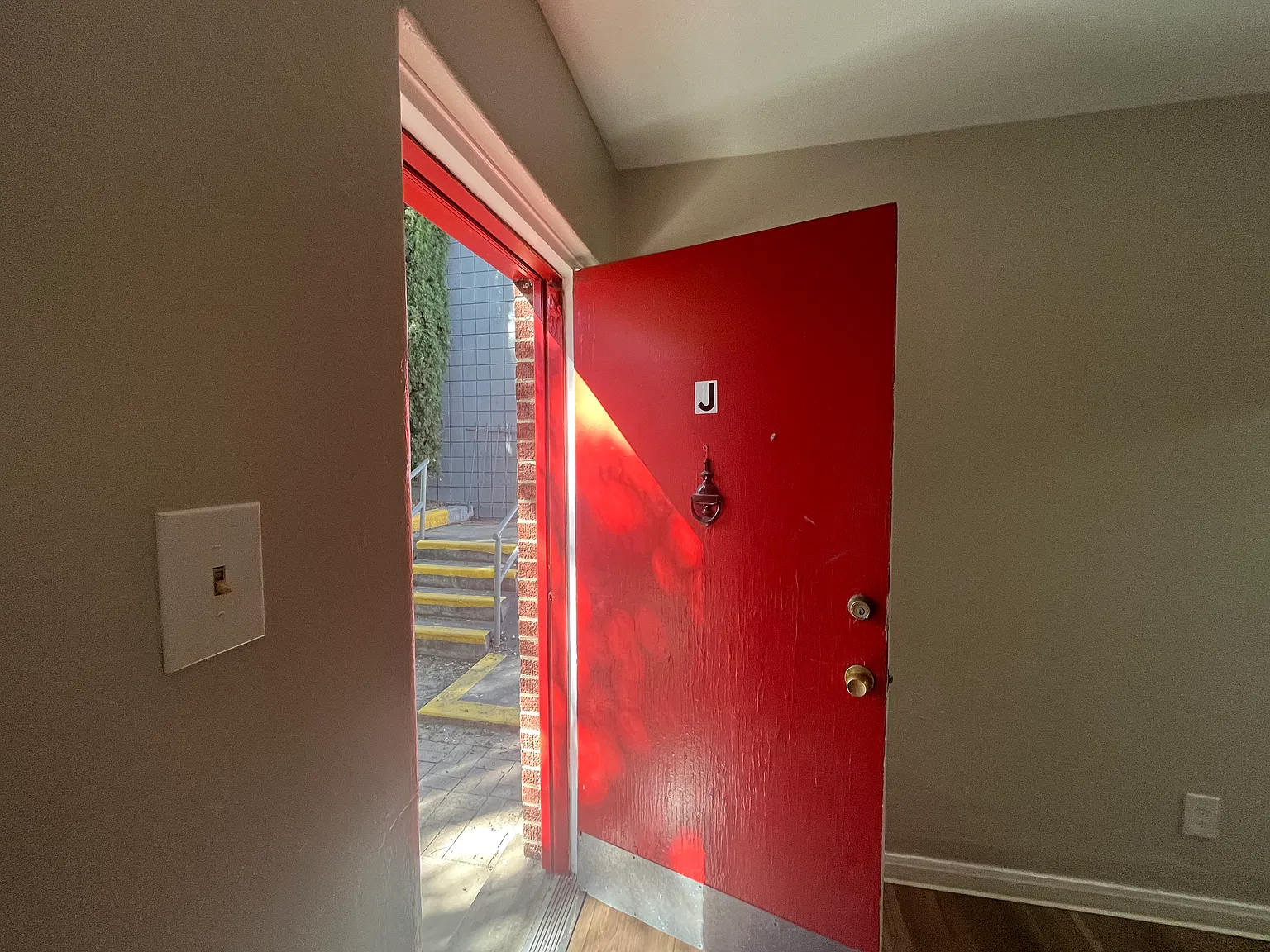 Updated & Modern 1 Bed / 1 Bath Apts 1 Block To UNN - Arcadian Flats — Photo 2