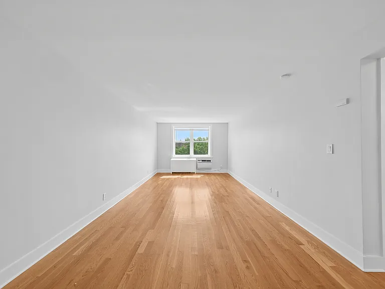 2160 Matthews Ave #7W — Photo 1