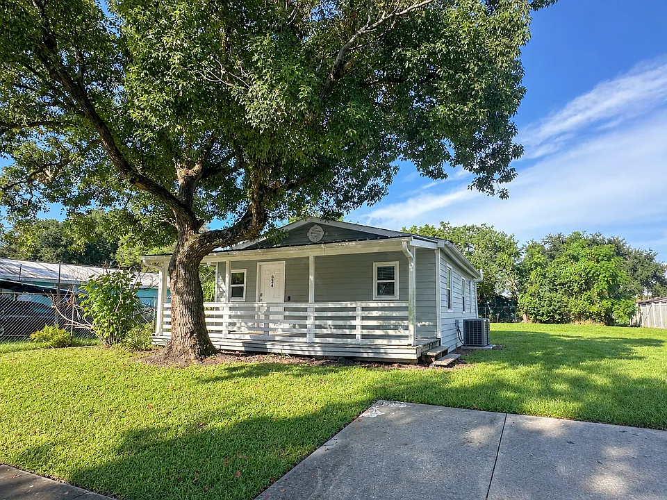 634 Foster Ave