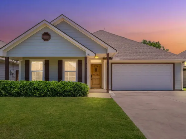 232 Lovers Path Dr, Springtown, TX 76082