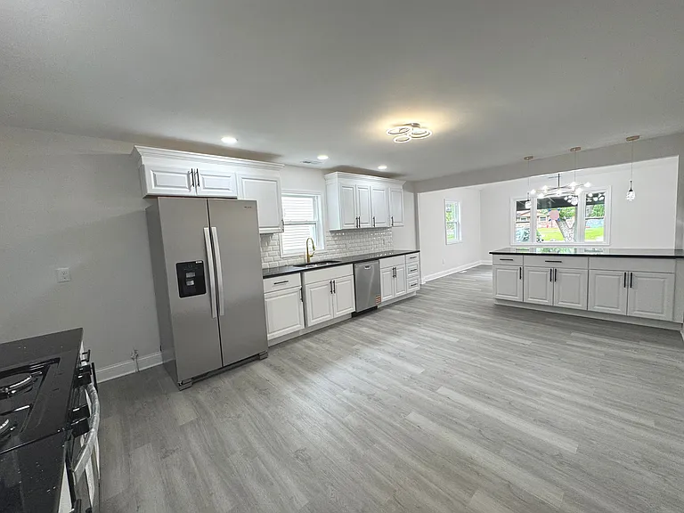 3246 N Lake Park Ave — Photo 10