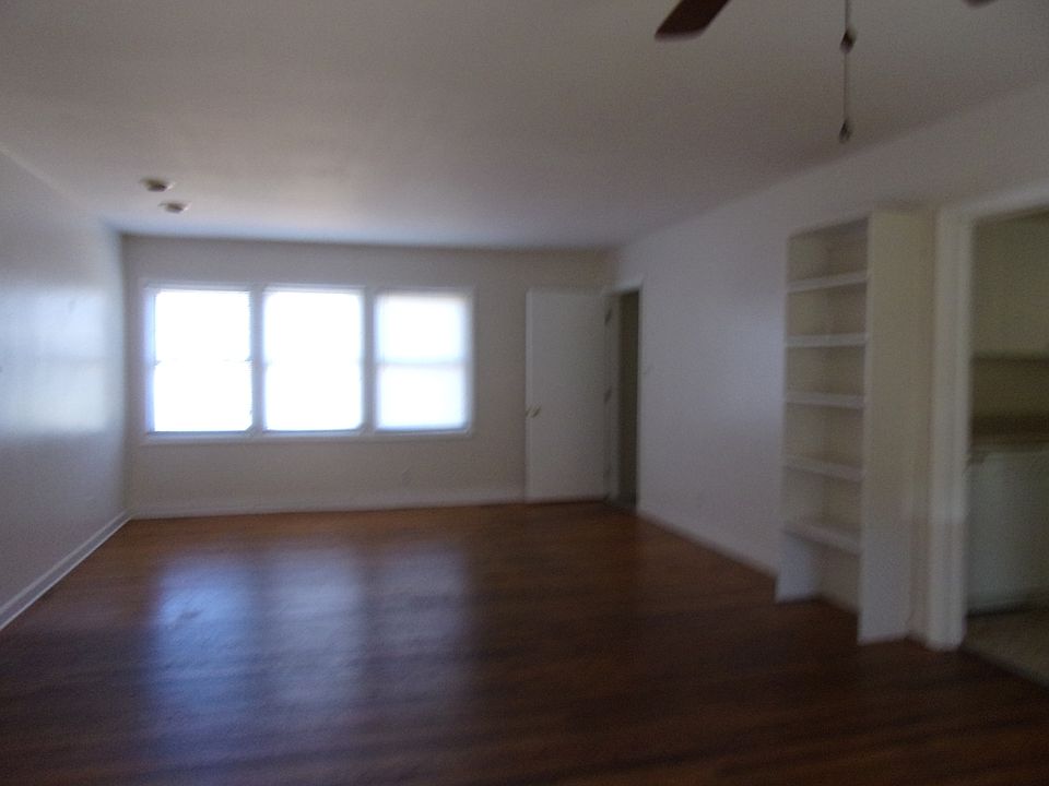 2nd image of 2823 Fairmont St