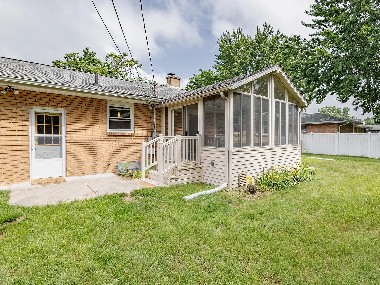 3 bed, 2012 sqft, $1,990 — Photo 3