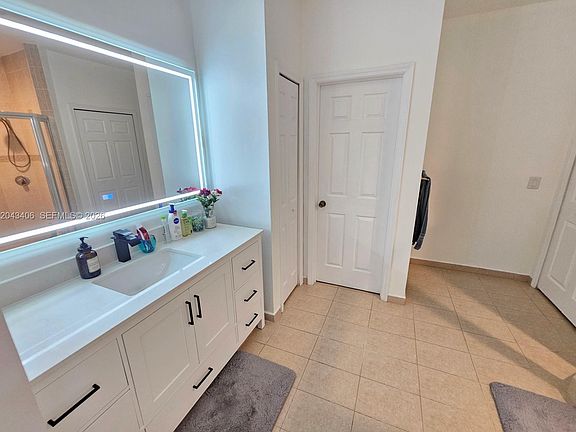 5th image of 15561 SW 31st Ln