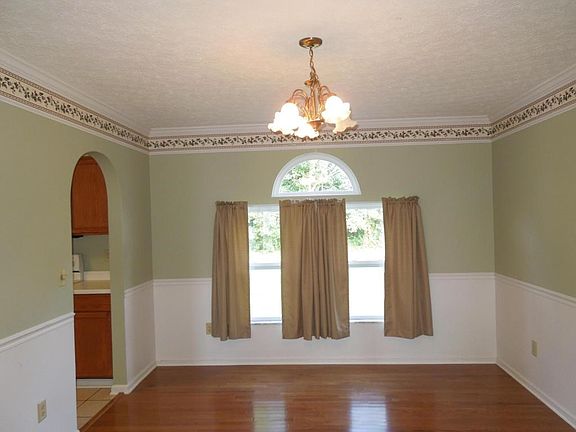 4th image of 90 Simsbury Ct