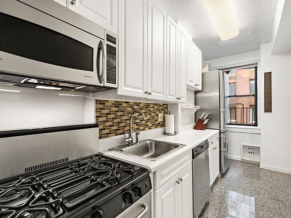 3rd image of 142 E 49th St #9EE
