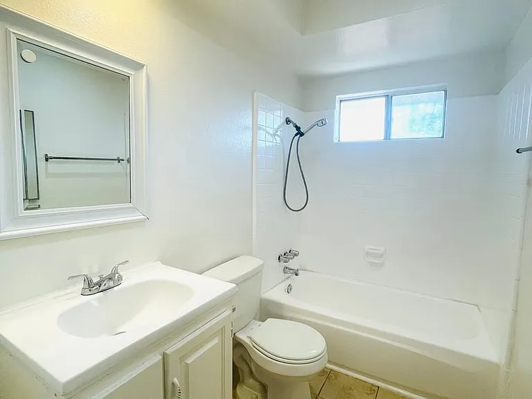 720-722 N Ojai Rd — Photo 7